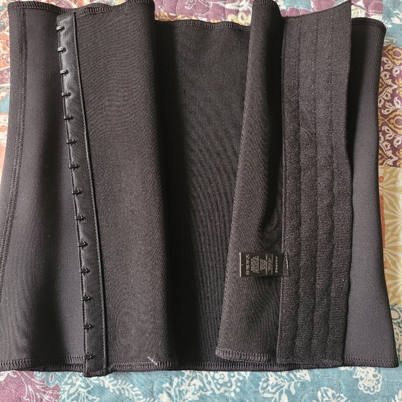 Skims waist trainer - Picture 3 of 3